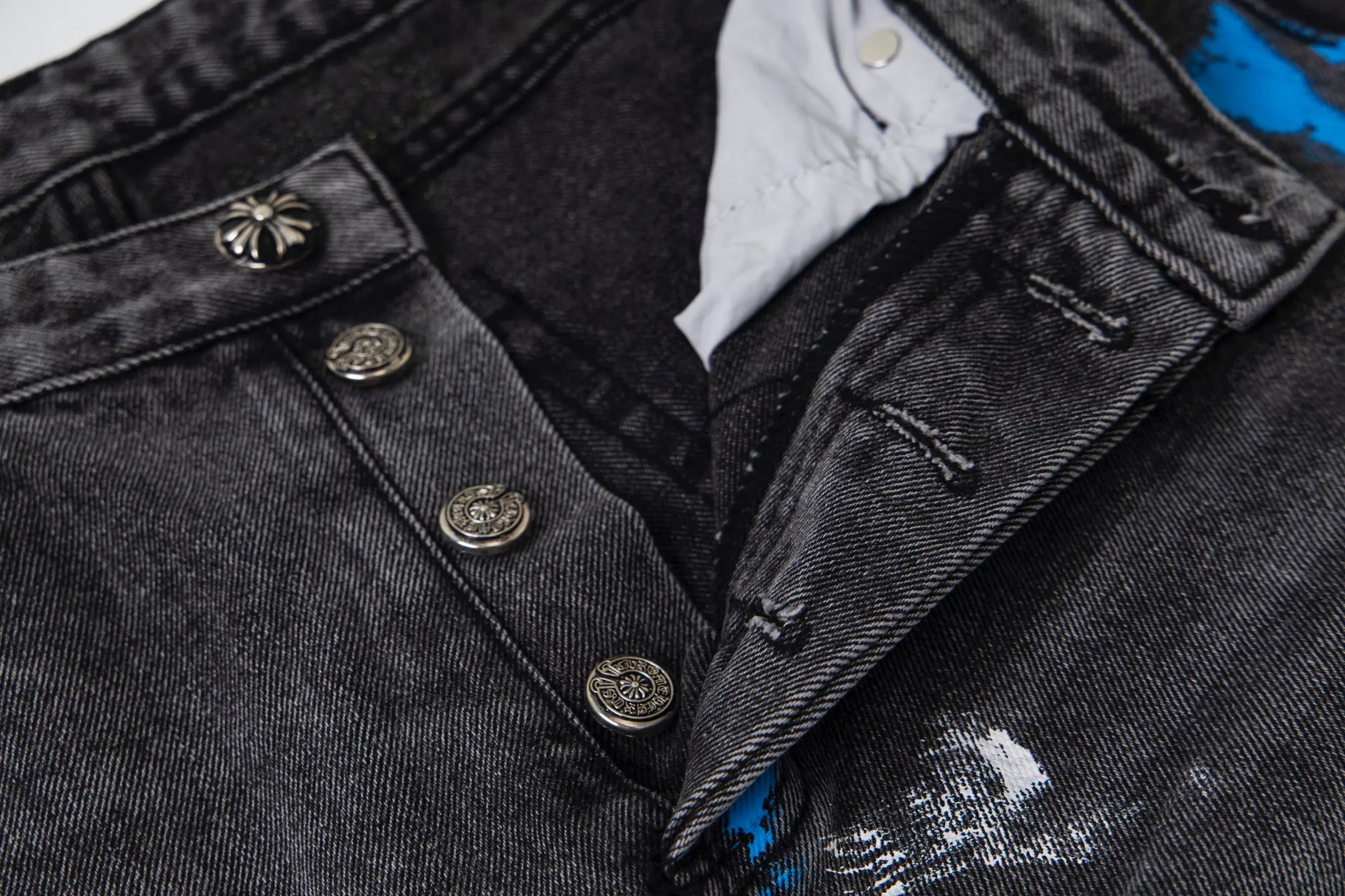 💰280 GALLERY DEPT & Chrome hearts Chrome Hearts co-branded big red logo with blue, yellow, black and white multi-color splicing washed jeans. Really restores the ultimate vintage texture. Three-dimensional version. Loose and comfortable, not picky about the figure. Makes taller and slimmer. Factory Seiko. Original quality control. Same style for men and women. Can be matched with couples. Versatile recommendation. Must-have jeans for all seasons. Fashionistas have been disappointed. From the quality selection of fabrics, the tailoring of details, and the matching of patterns, they are all impeccable! The upper body is so handsome when worn...it can be easily worn by men, women and children! The craftsmanship is made of heavy-duty washed pure cotton denim fabric. After washing, it is soft and thick. It is very stylish when worn on the body. Style number: 1757# Color: black Size: 28 30 32 34 36